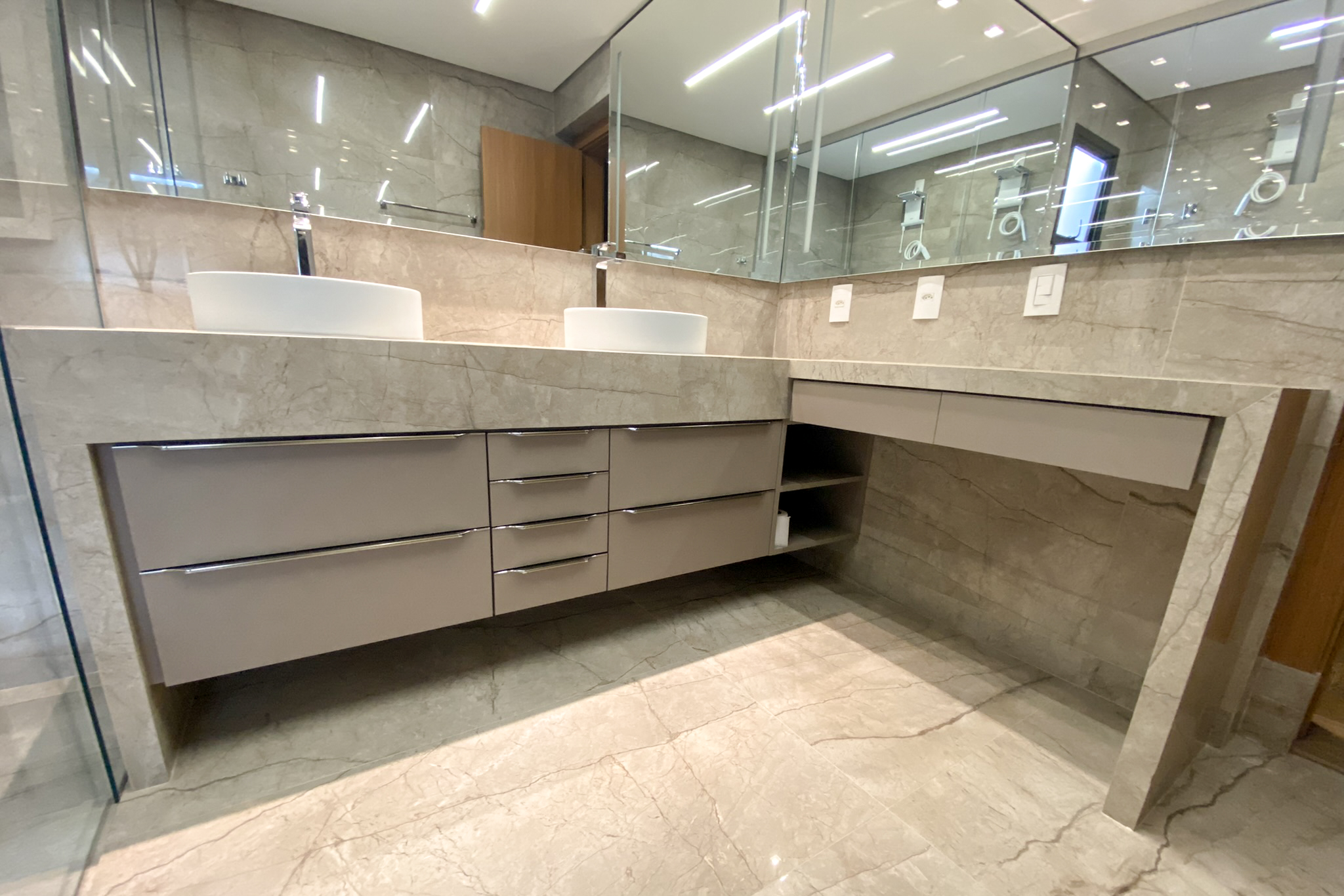 banheiro moderno claro