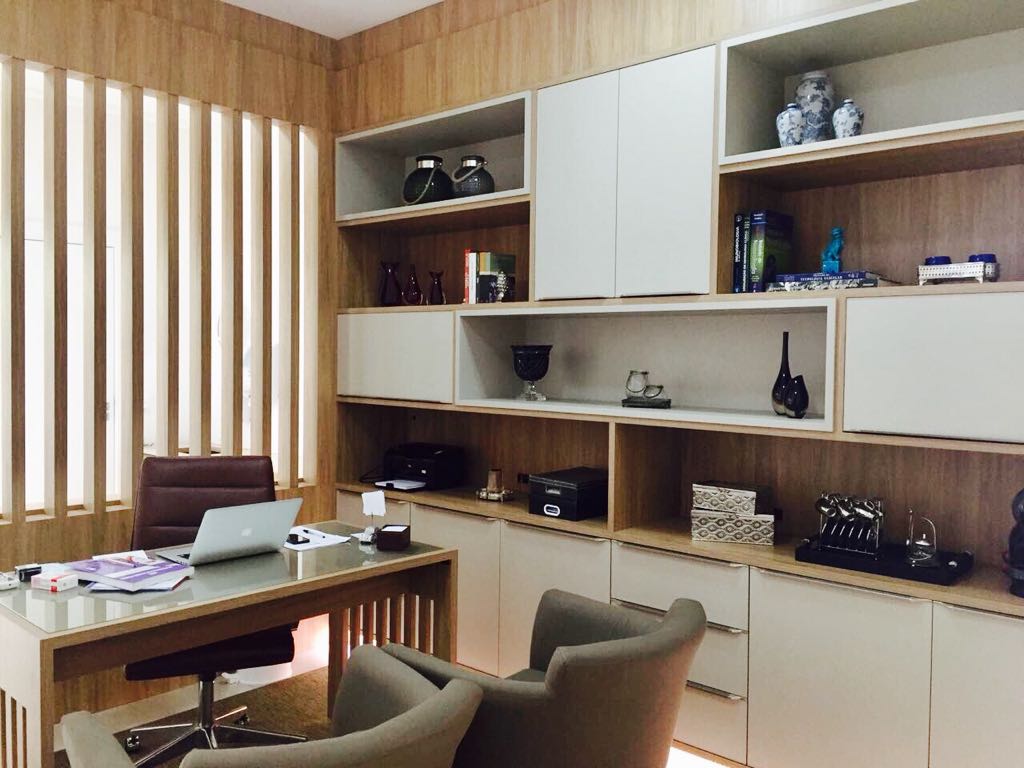 consultorio revestimento madeira estante nichos