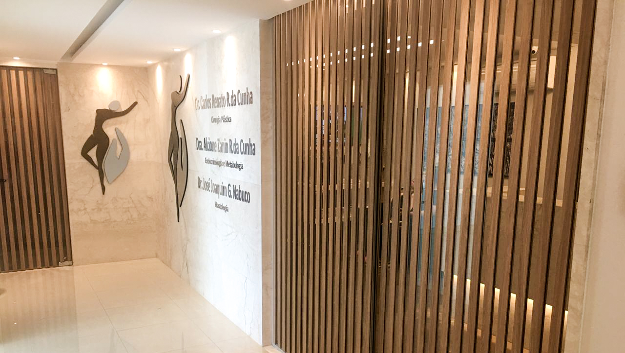 consutorio fachada revestimento madeira