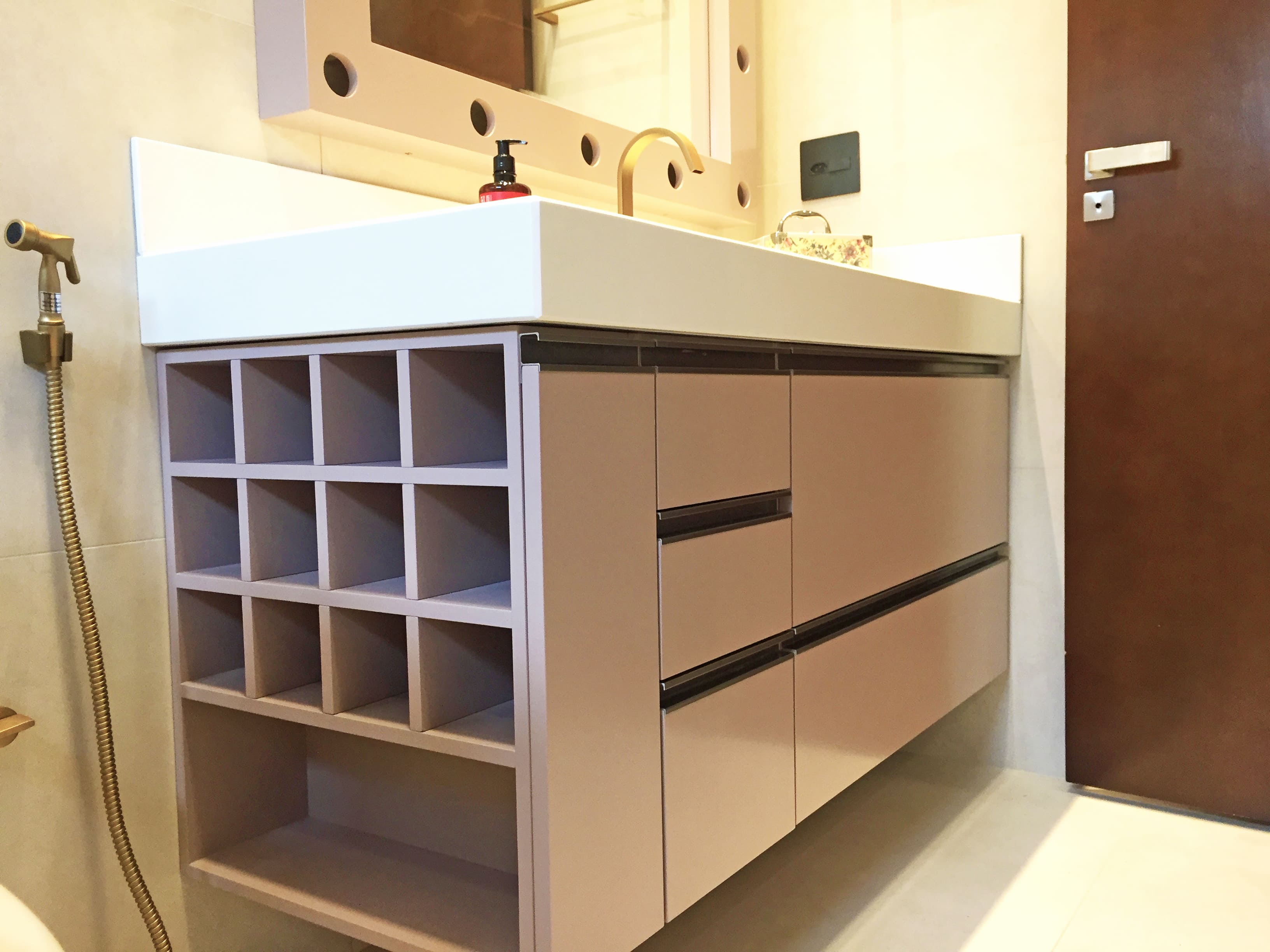 banheiro armario rosa nicho