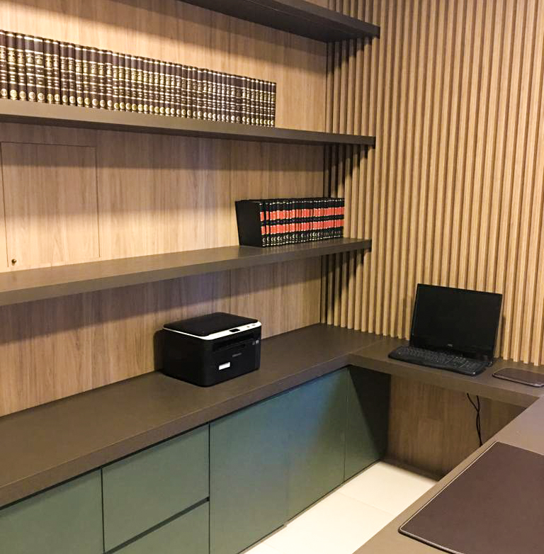 consultorio armário verde painel ripado madeira