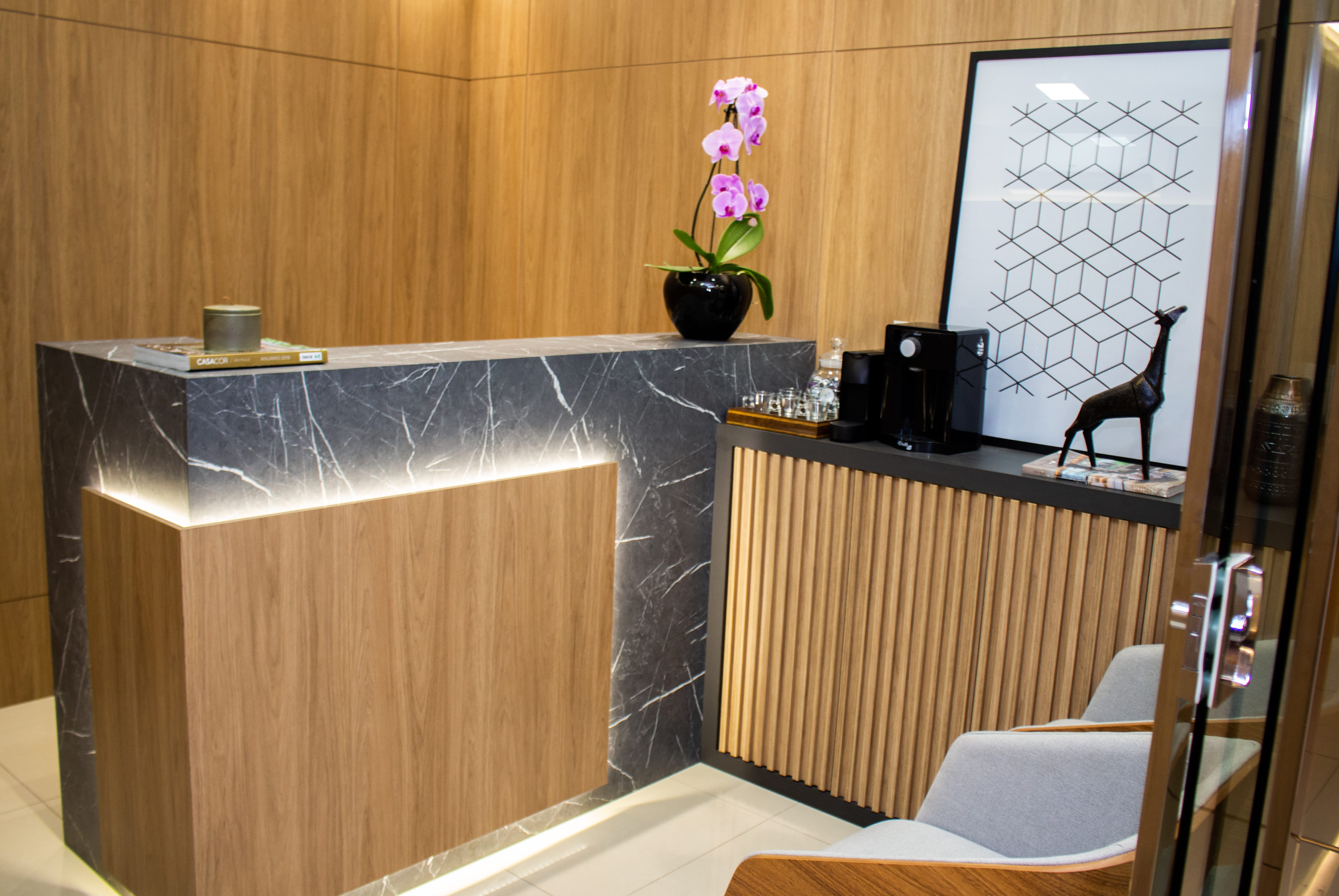 consultorio recepcao painel madeira ripado