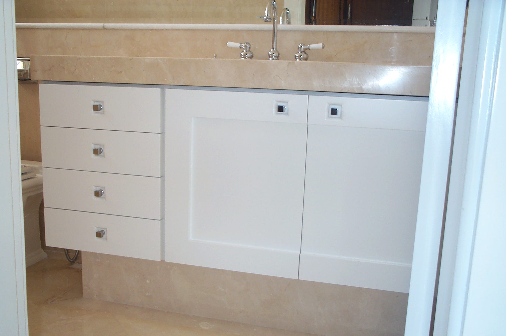 banheiro classico branco