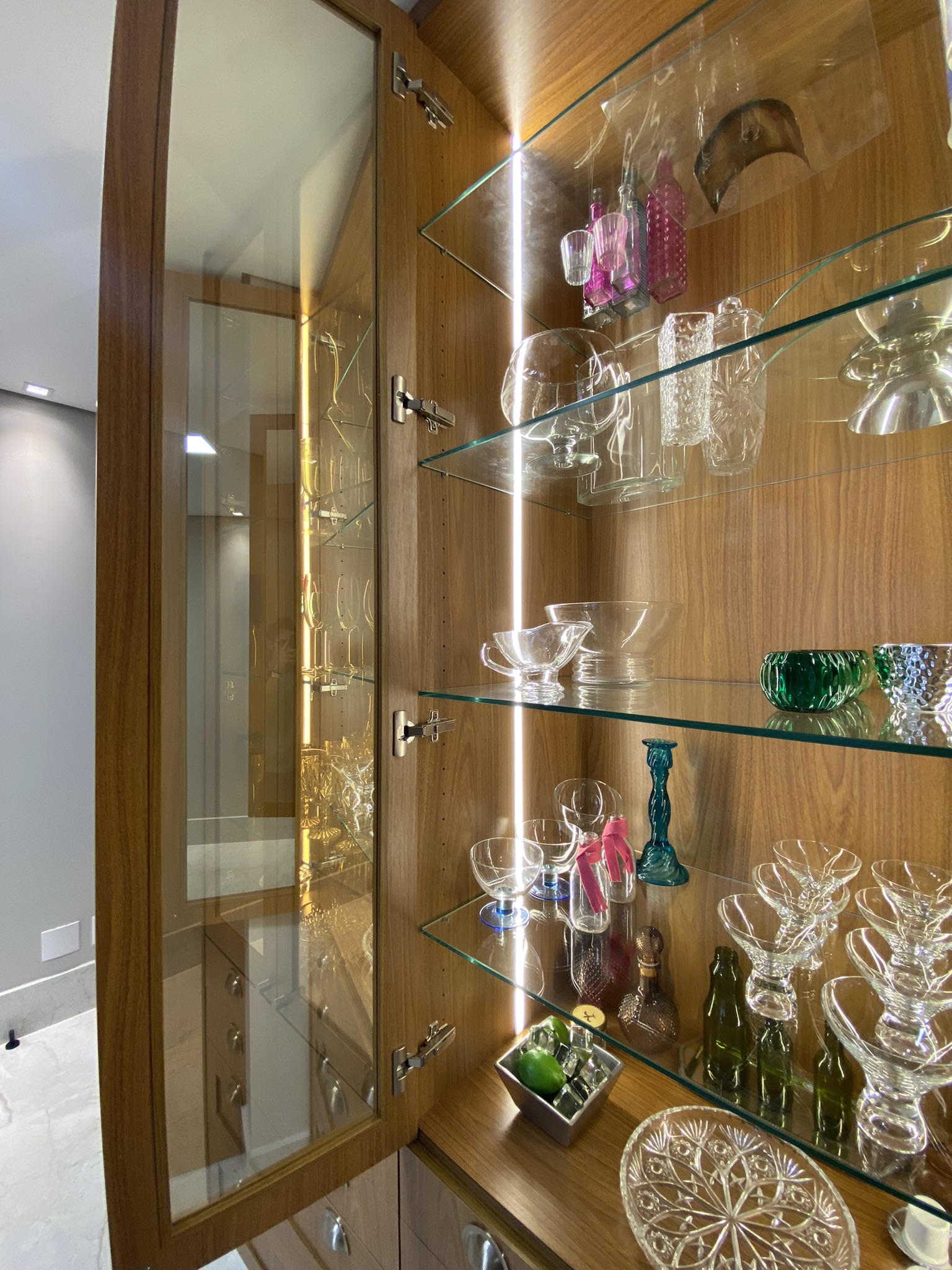 cristaleira madeira iluminacao