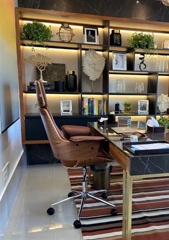 escritorio consultorio estante iluminada mesa pés metálicos